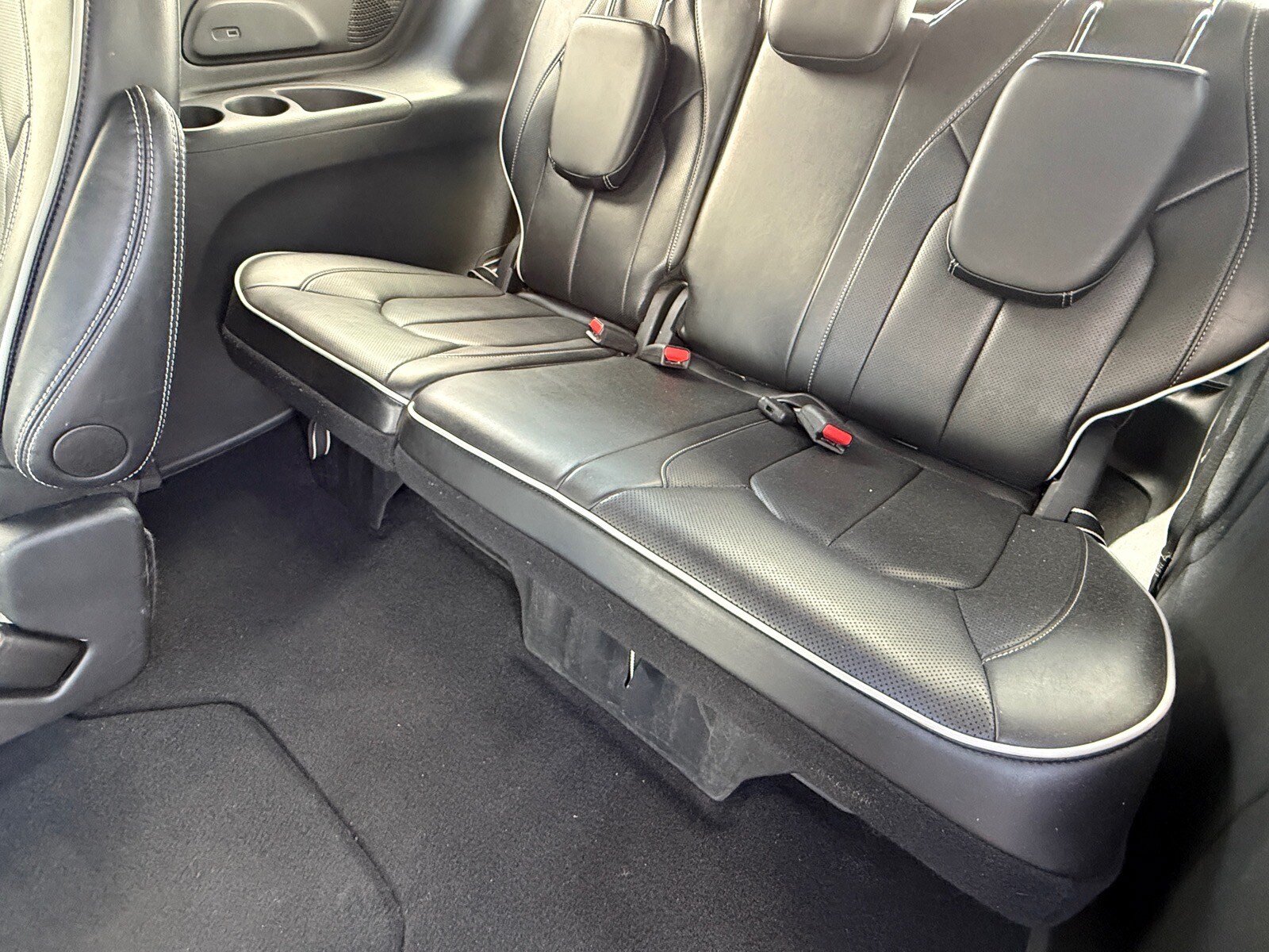 Used 2025 Chrysler Pacifica Limited FWD image 11