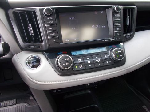 Used 2017 Toyota RAV4 XLE AWD/4WD image 32