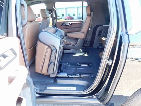 New 2025 Chevrolet Suburban High Country image 37