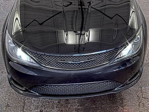 Used 2017 Chrysler Pacifica Touring-L FWD image 6