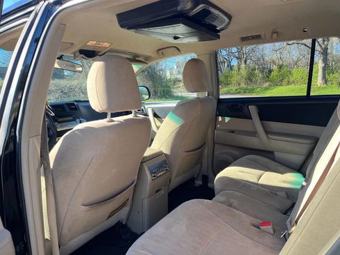 Used 2012 Toyota Highlander SE w/ Tow Pkg image 11