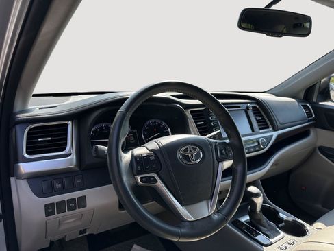 Used 2015 Toyota Highlander Limited FWD image 11