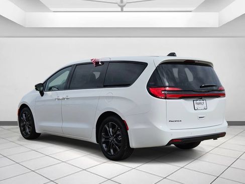 New 2026 Chrysler Pacifica Select FWD image 3