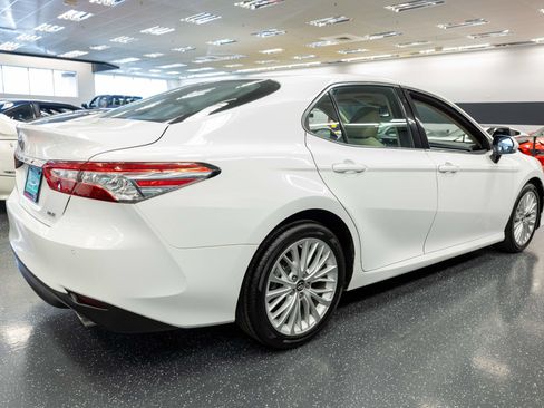 Used 2018 Toyota Camry XLE FWD image 5