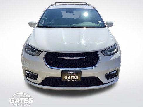 Used 2021 Chrysler Pacifica Touring-L FWD image 2