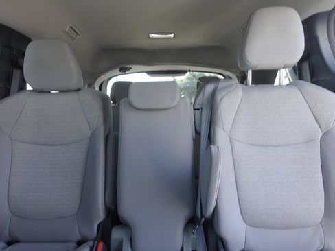 Used 2025 Toyota Sienna LE FWD image 13