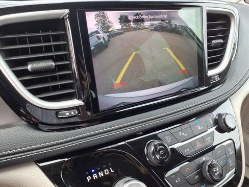 Used 2023 Chrysler Pacifica Touring-L FWD image 24