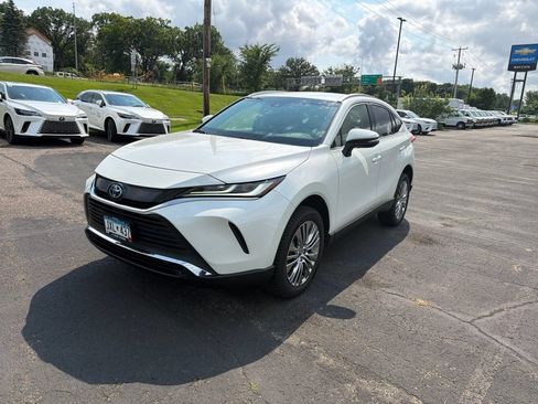 Used 2022 Toyota Venza XLE AWD/4WD image 3