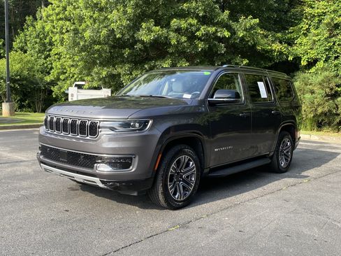 Used 2024 Jeep Wagoneer Series II w/ Flexible Seating Group RWD image 5