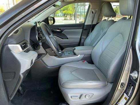 Used 2021 Toyota Highlander XLE FWD image 14