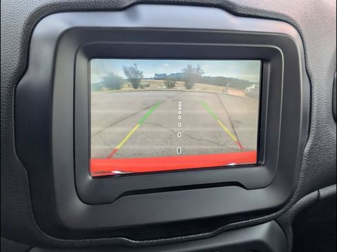 Used 2018 Jeep Renegade Latitude FWD image 12