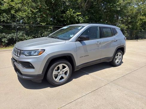 Used 2024 Jeep Compass Latitude AWD/4WD image 2