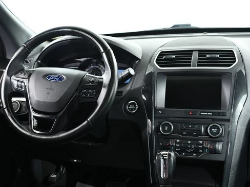 Used 2018 Ford Explorer XLT w/ Equipment Group 202A AWD/4WD image 8