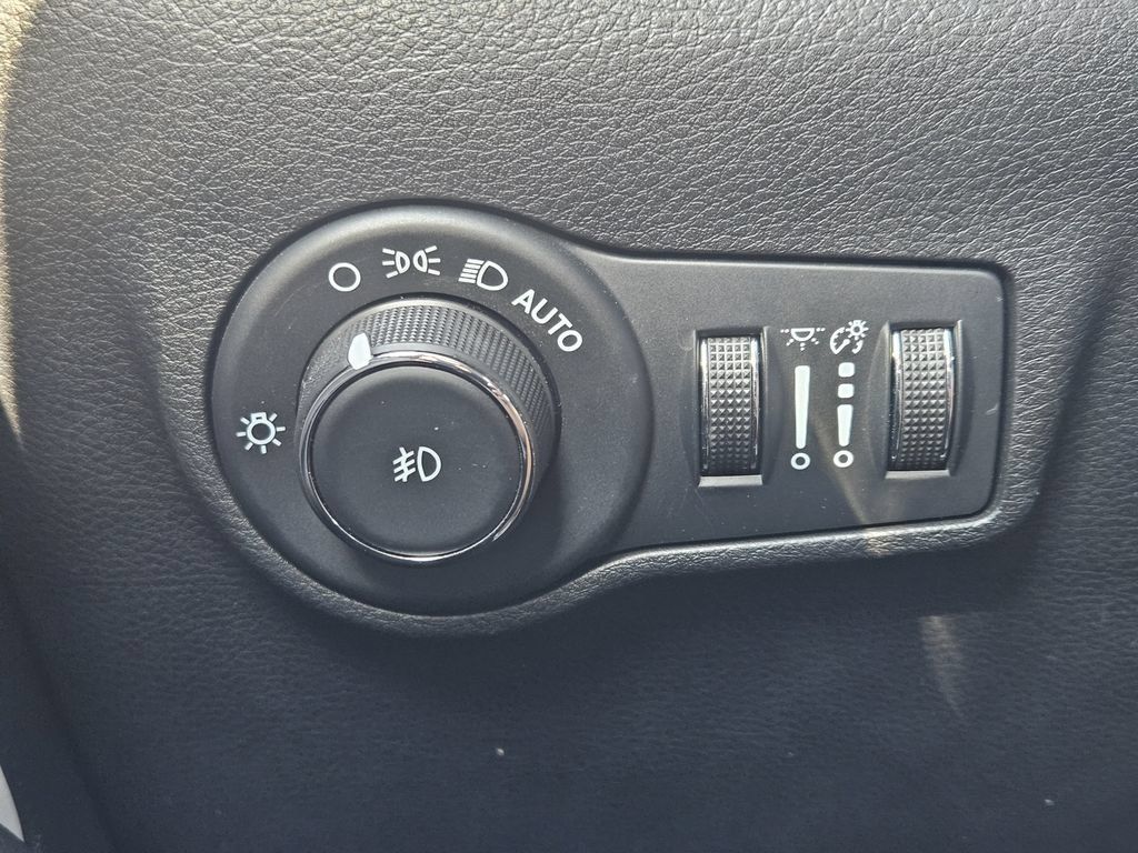Used 2023 Jeep Compass Limited w/ Sun and Sound Group AWD/4WD image 21