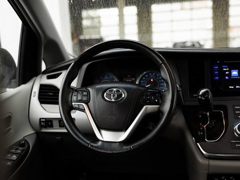 Used 2017 Toyota Sienna XLE image 10