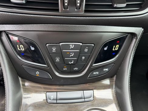 Used 2020 Buick Envision Essence FWD image 21