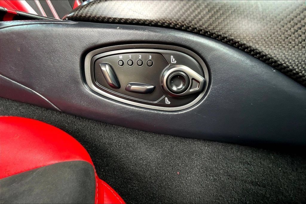 Used 2022 Aston Martin V8 Vantage Coupe RWD image 25