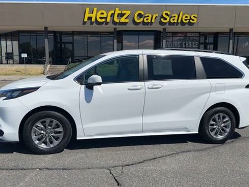 Used 2025 Toyota Sienna LE AWD/4WD image 5