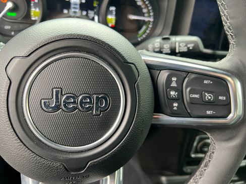 Used 2025 Jeep Wrangler Sahara w/ Safety Group image 29