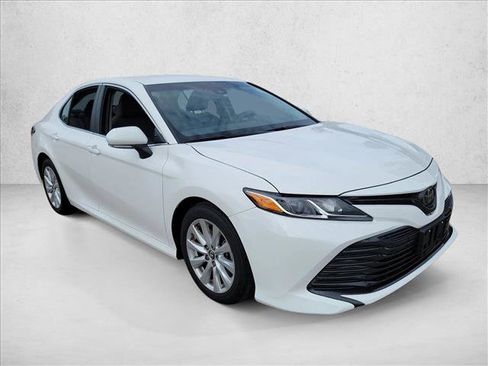 Used 2018 Toyota Camry LE image 3