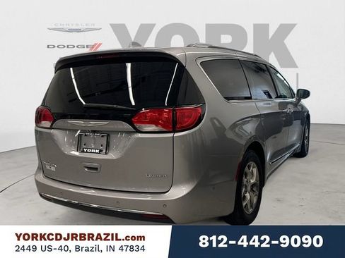 Used 2017 Chrysler Pacifica Limited FWD image 5
