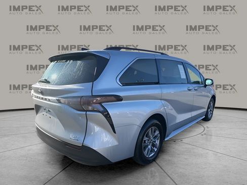 Used 2024 Toyota Sienna XLE image 5