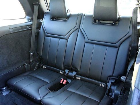 Used 2018 Land Rover Discovery SE image 9