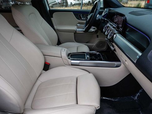 Used 2025 Mercedes-Benz GLB 250 4MATIC image 16