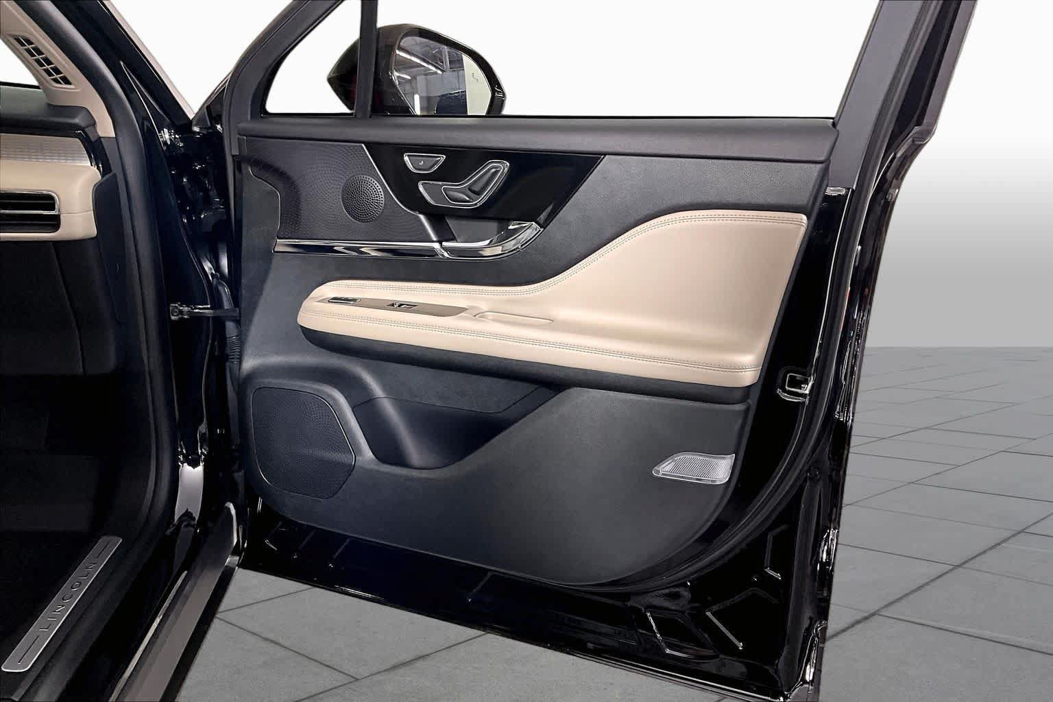 Used 2025 Lincoln Corsair FWD image 22