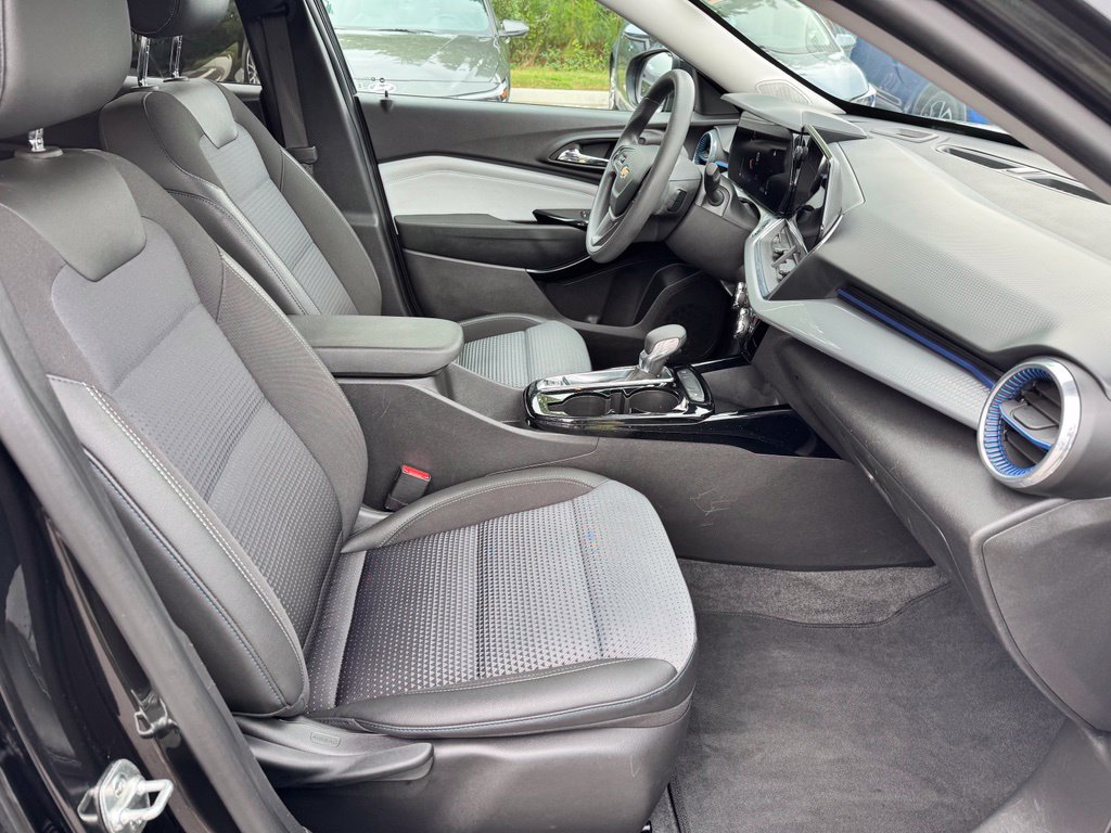 Used 2025 Chevrolet Trax LT FWD image 22