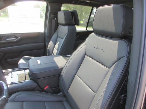 New 2026 GMC Yukon Denali w/ Denali Reserve Package AWD/4WD image 11