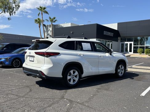 Used 2021 Toyota Highlander L FWD image 3