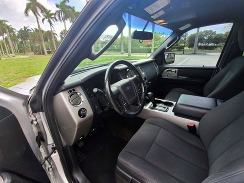 Used 2017 Ford Expedition XLT image 5