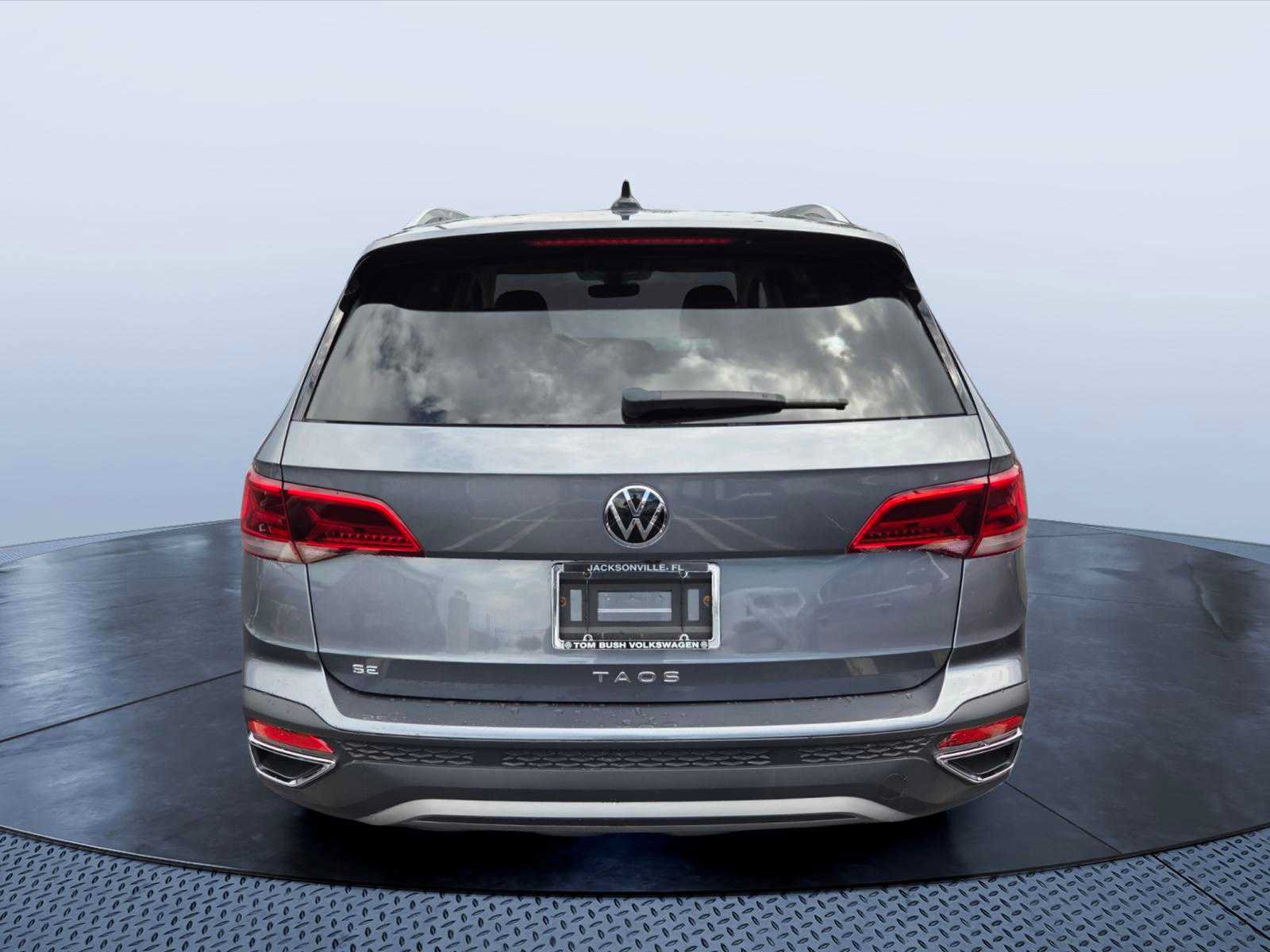 Used 2023 Volkswagen Taos SE FWD image 4