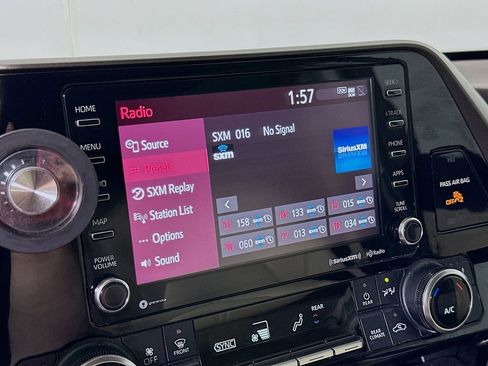 Used 2022 Toyota Highlander XLE FWD image 30