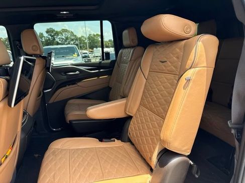 Used 2022 Cadillac Escalade ESV Premium Luxury AWD/4WD image 9