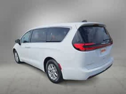 Used 2024 Chrysler Pacifica Touring-L FWD image 12