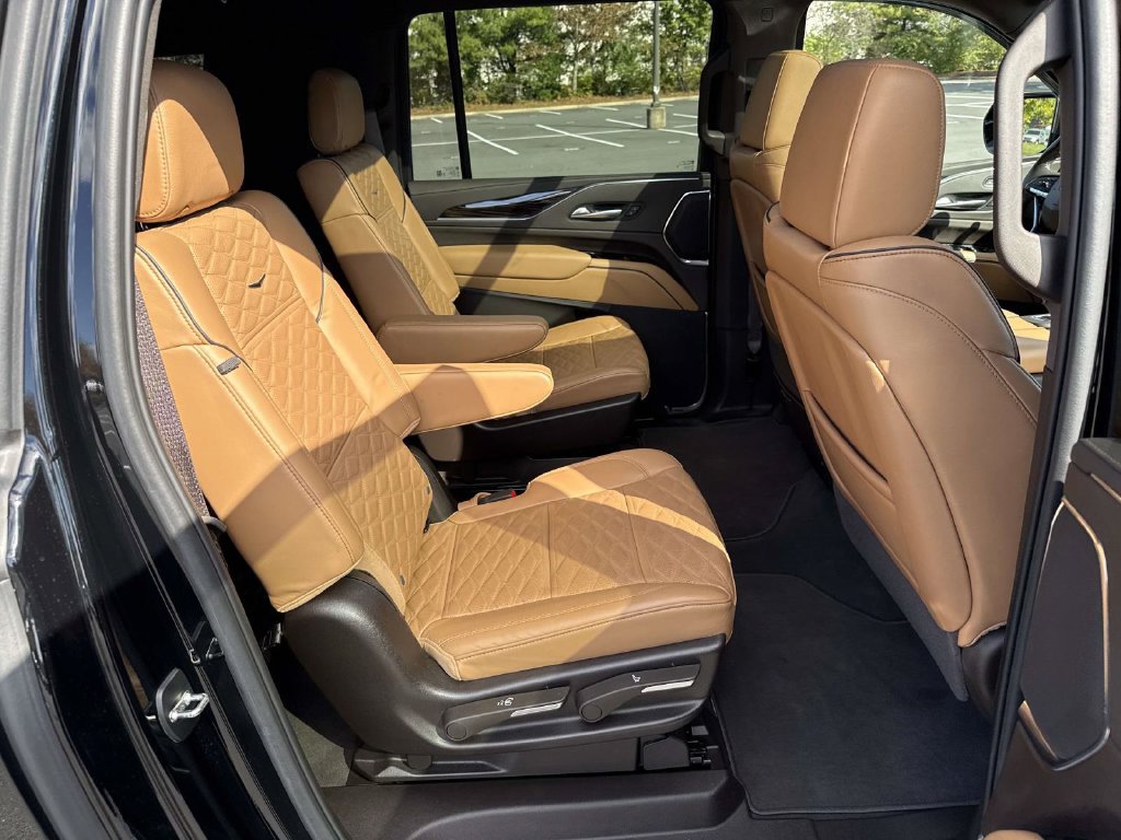 Used 2024 Cadillac Escalade ESV Sport w/ LPO, ONYX Package AWD/4WD image 11