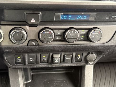 Used 2022 Toyota Tacoma TRD Off-Road image 23