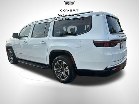 Used 2023 Jeep Wagoneer L Series II image 3
