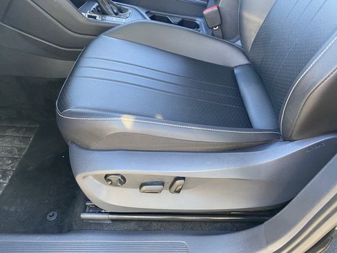 Used 2024 Volkswagen Tiguan SE image 19