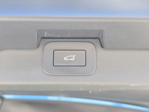 Used 2025 Land Rover Discovery S image 14