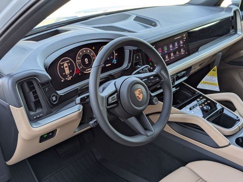 Certified 2026 Porsche Cayenne AWD/4WD image 4