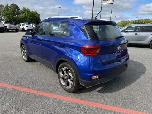 Used 2023 Hyundai Venue SEL FWD image 5