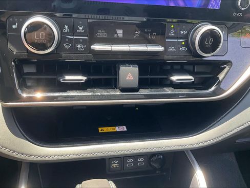 Used 2025 Toyota Highlander XLE FWD image 32