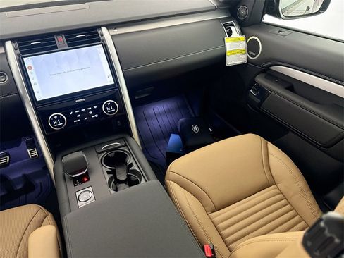 New 2026 Land Rover Discovery Dynamic SE image 22