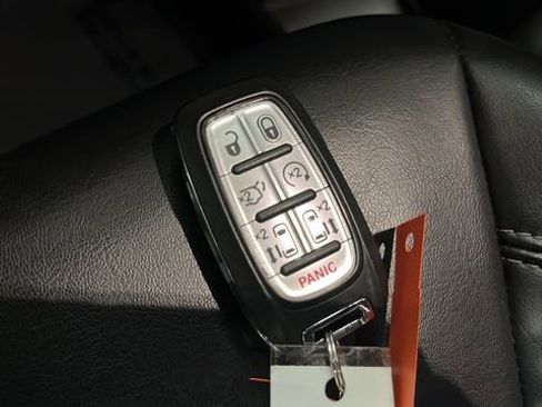 Used 2024 Chrysler Pacifica Select image 20
