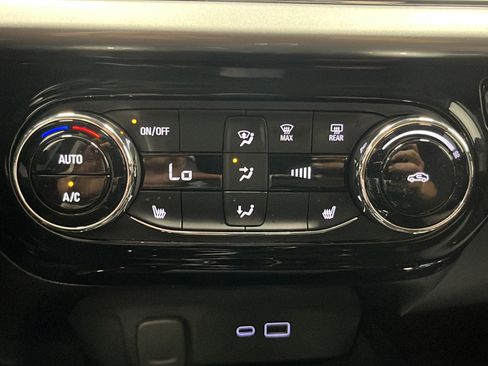Used 2025 Chevrolet Trax LT w/ LT Convenience Package FWD image 17