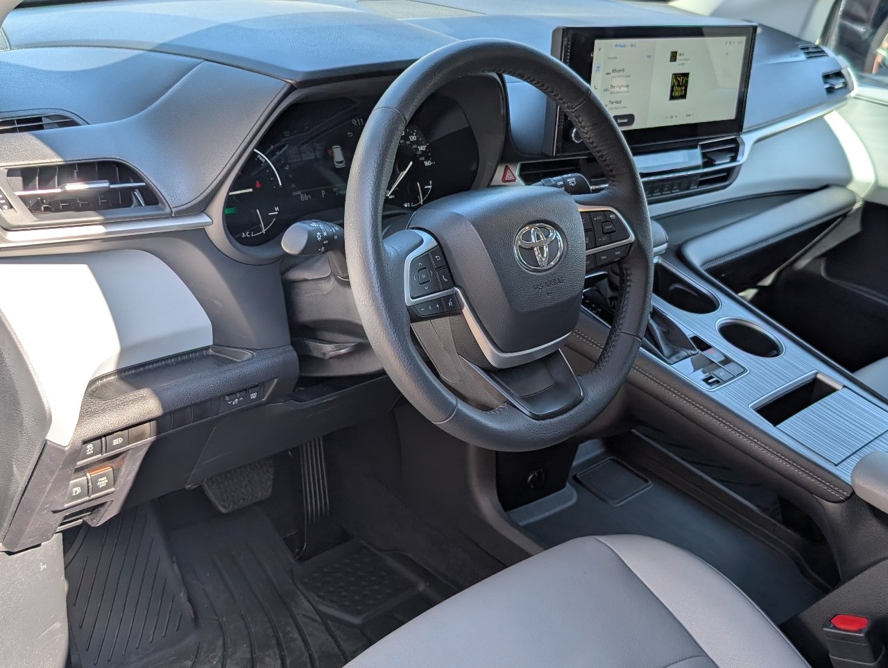 Used 2026 Toyota Sienna XLE FWD image 15