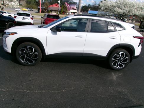 New 2026 Chevrolet Trax RS w/ Sunroof Package FWD image 6